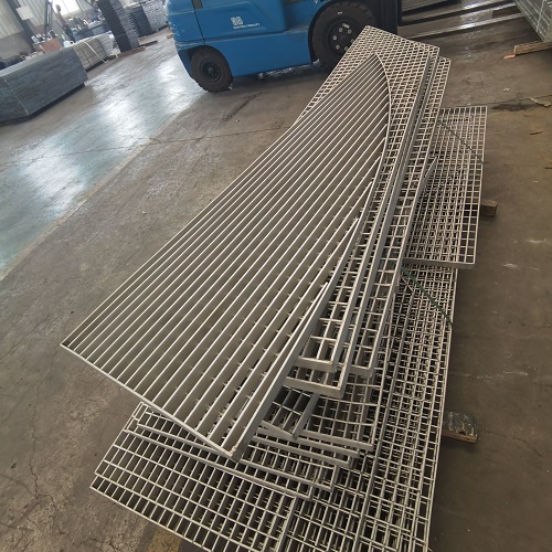 定制鋼格板 vs 標(biāo)準(zhǔn)尺寸？哪種更劃算？